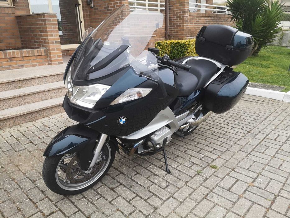BMW R 1200 RT com malas laterais e top case