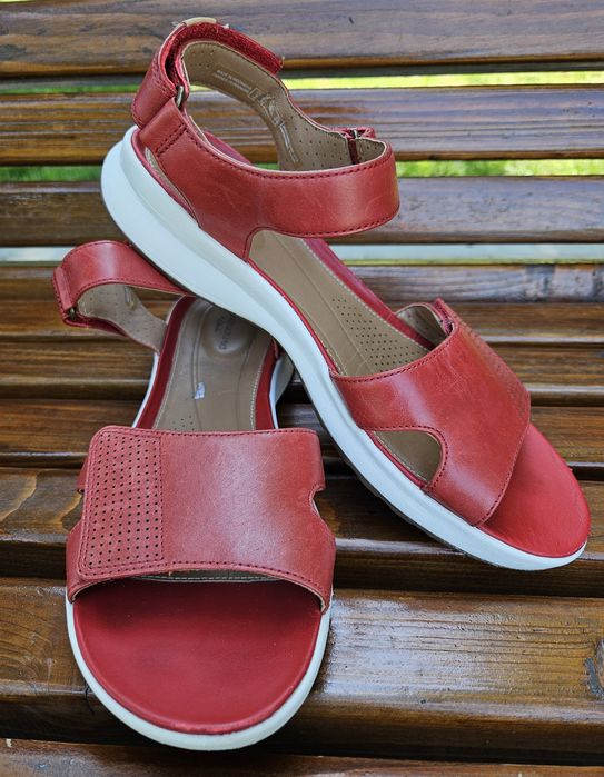 Босоніжки clarks. Стильні і зручні.