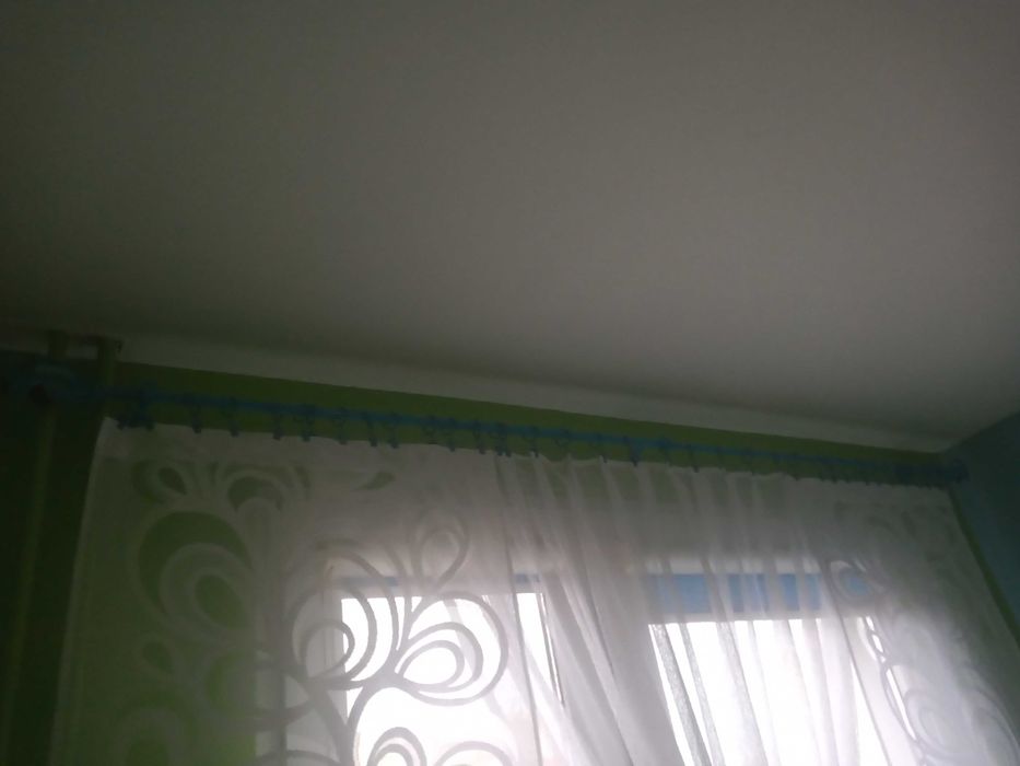 Karnisz niebieski z regulowaną szerokością