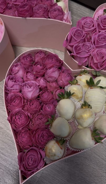 Подарунок коробка серце із квітів та полуниця в шоколаді