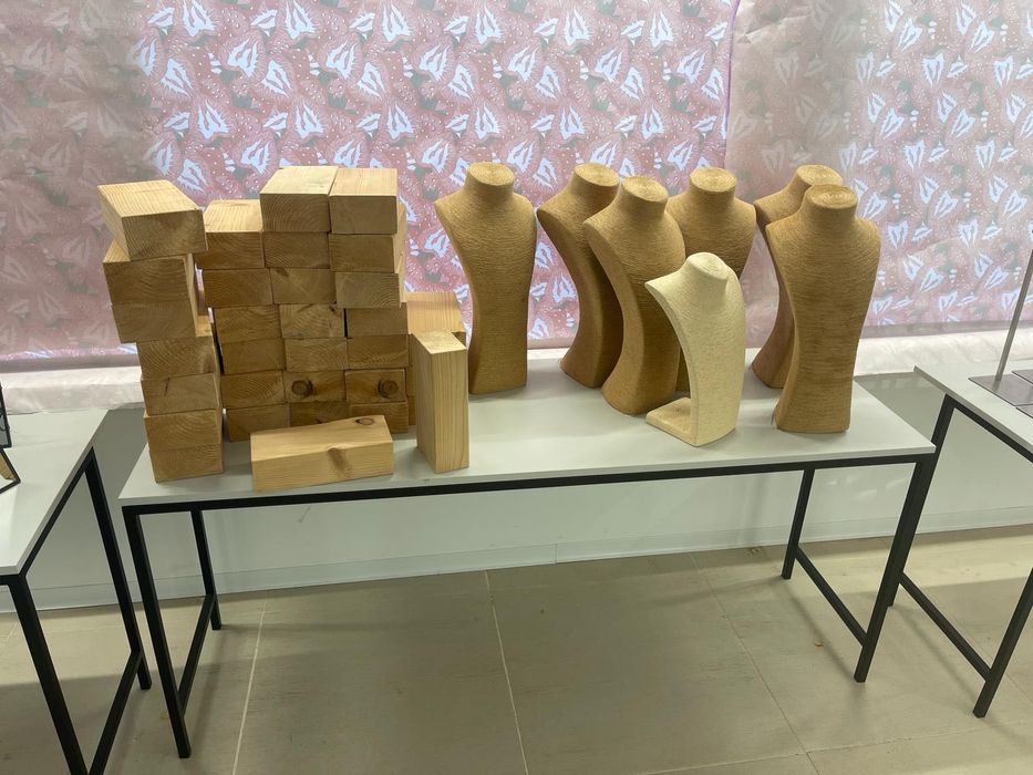 Prateleiras, Mesas, Balcões, Candeeiro, Acessórios de Loja