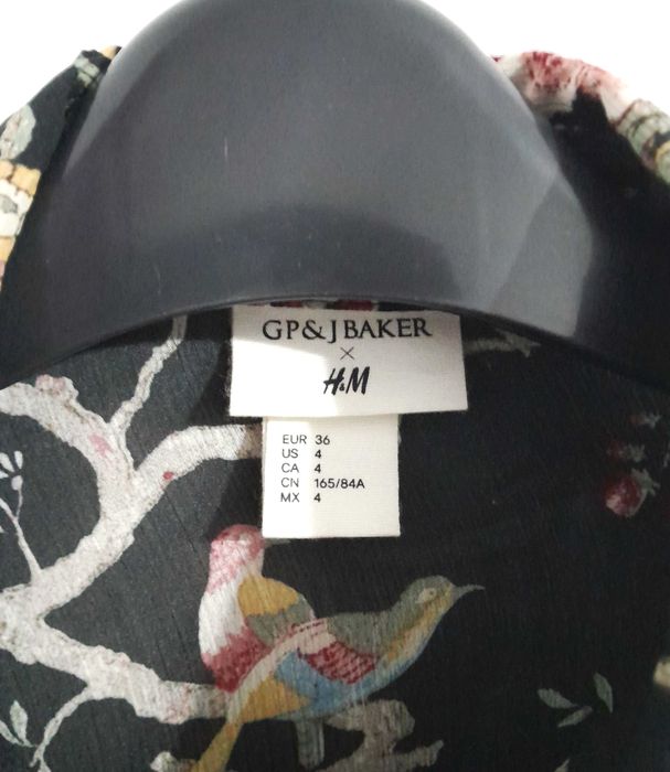 Camisa preta c/flores e pássaros H&M - GP & J Baker - Tam 36