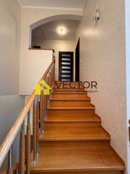 Двоповерховий будинок у місті з гаражем та підвалом!