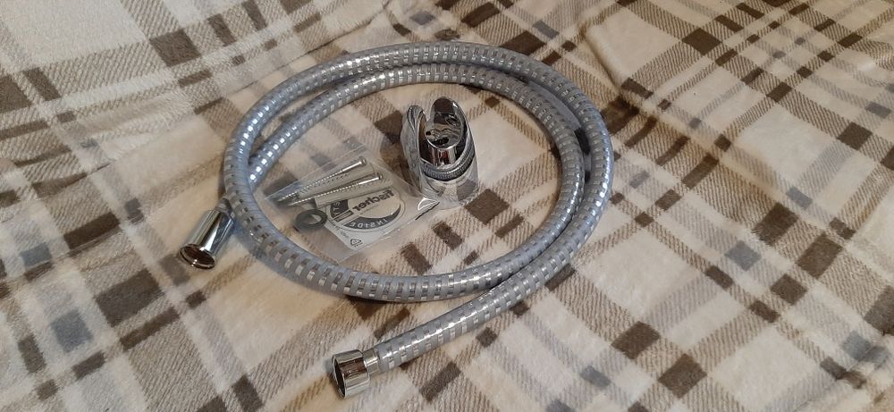 Wąż prysznicowy oraz uchwyt pod prysznic
