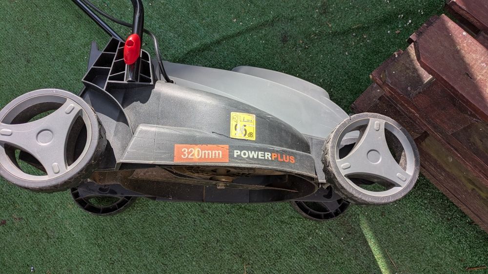 Máquina de cortar relva e roçadora  ,trabalha só que já não tenho .