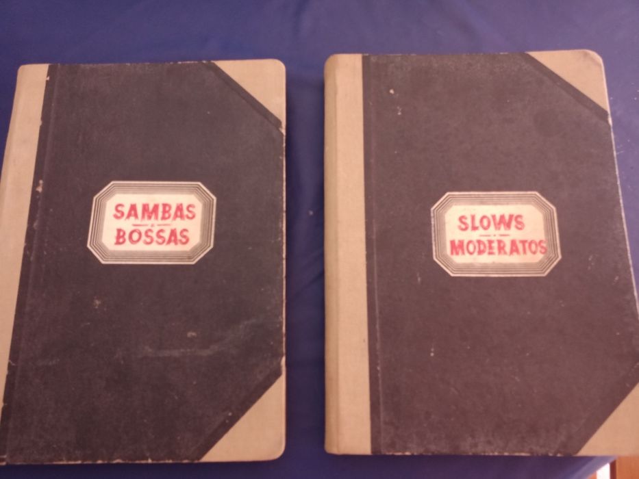 Dois livros com partituras musicais