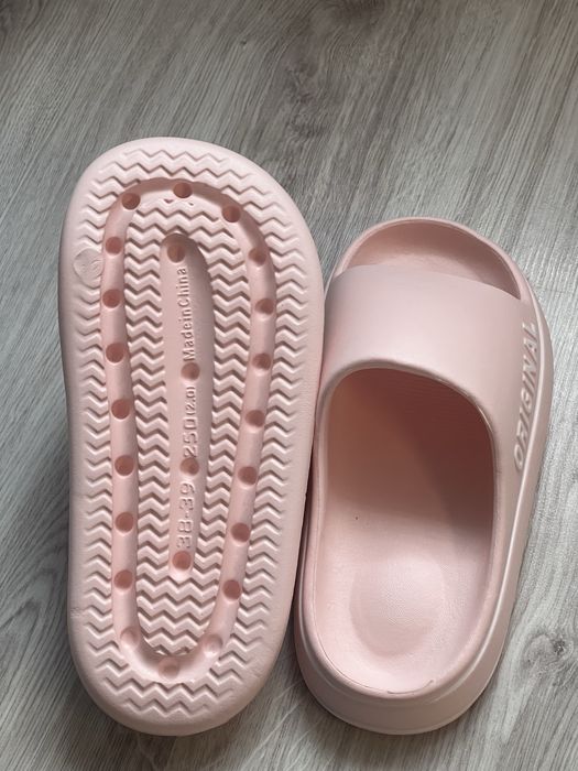 Nowe klapki pisnkowe damskie