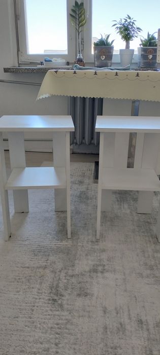 Dwie białe szafki z półką.
