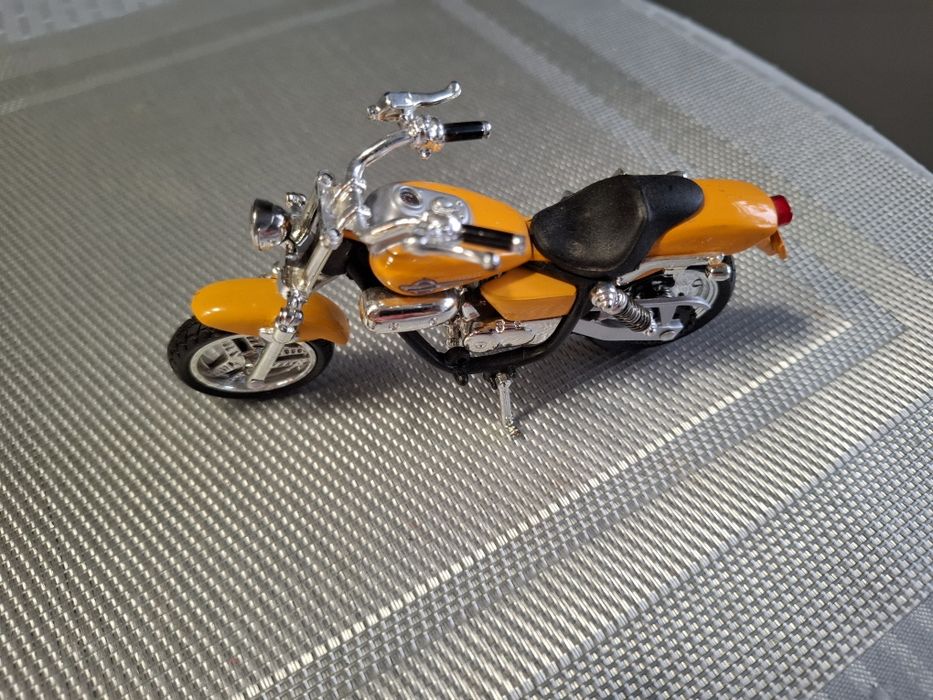 Model motor skala 1:12