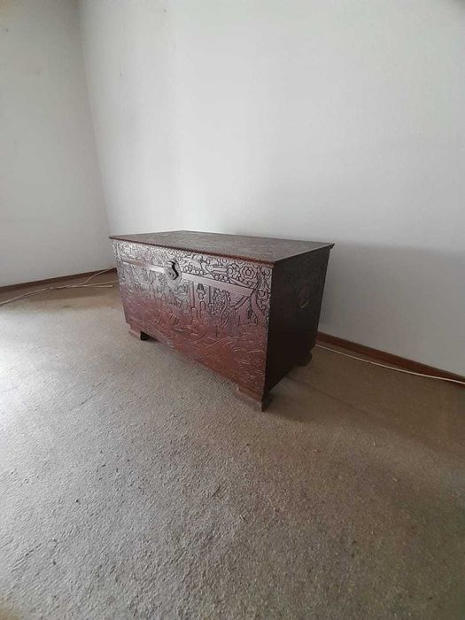 Arca de madeira trabalhada(relevo) principio dos anos 80 como nova