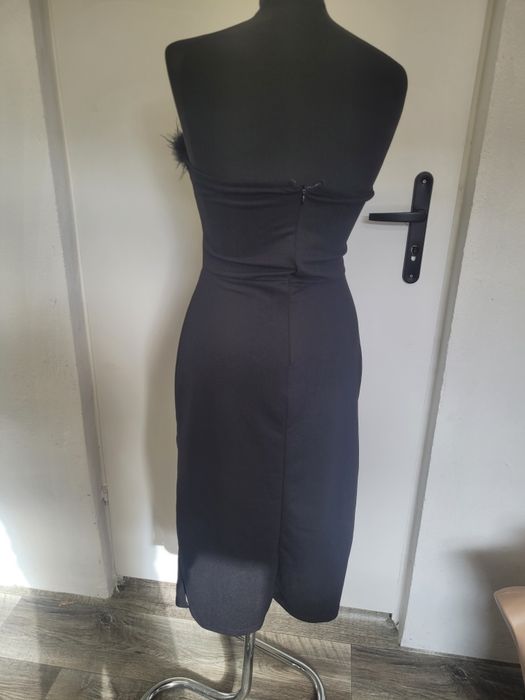 Elegancka Sukienka Midi z Piórami – Black Glamour s