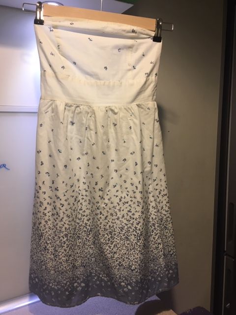 Letnia sukienka bez ramiączek. Biała w niebieskie kwiaty. Reserved