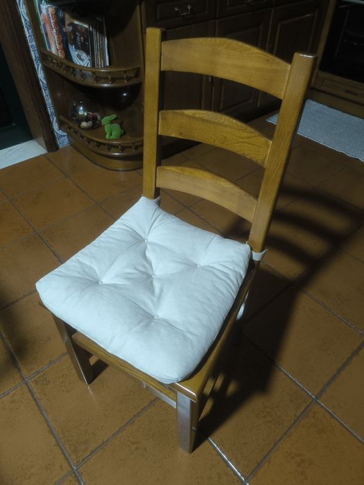 Mesa de cozinha  com 10 cadeiras.