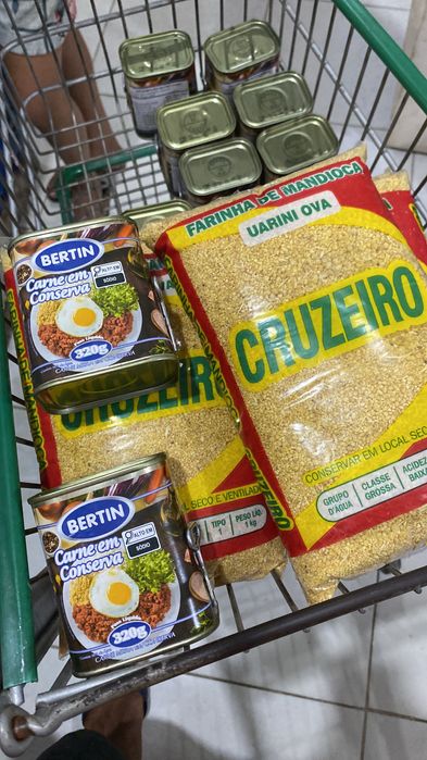 Farinha e conserva enlatada