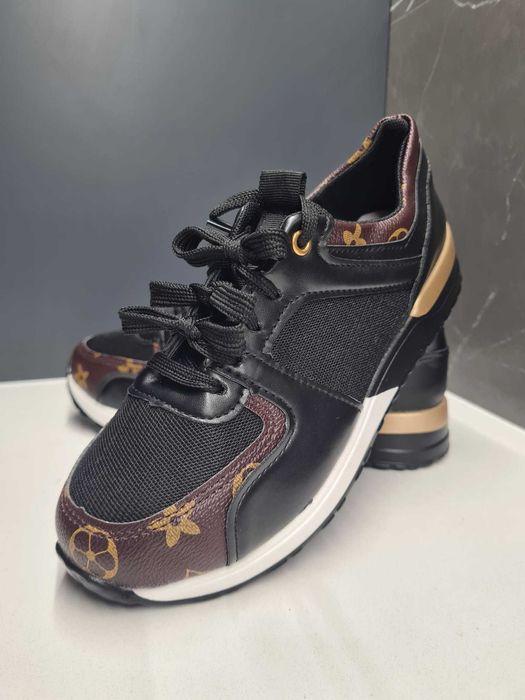 Sapatilhas pretas e castanhas