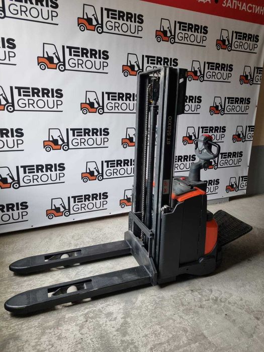 штабелер вилочний навантажувач