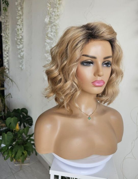 Peruka piaskowy blond Giselle naturalne fale loki