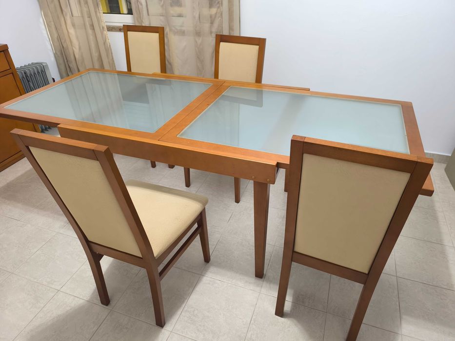 Mesa de madeira + 4 cadeiras