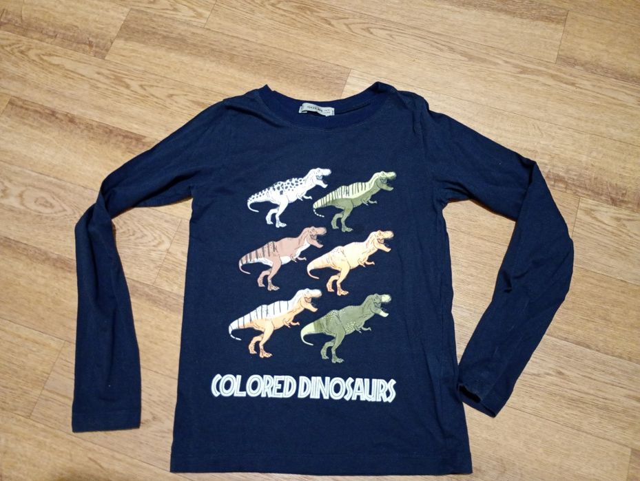 Детский лонгслив с динозаврами.
