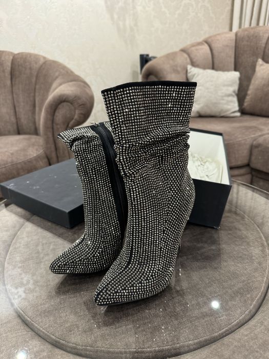 Ботинки ,в стразах ,новые! 37 размер