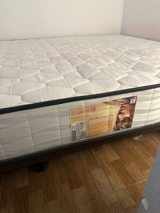 Cama com colchão. Dimensões: 183 x 133