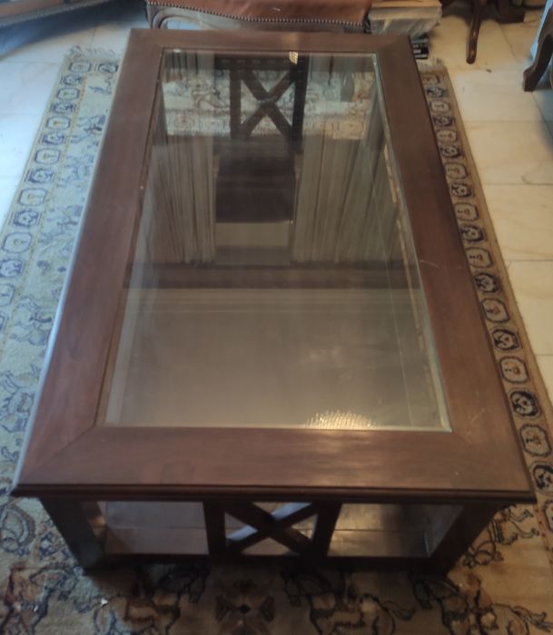 Mesa de centro com tampo de vidro