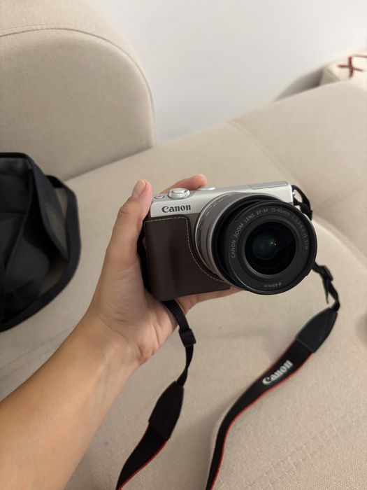 Canon EOS M100 mirrorless