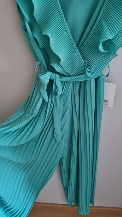 Macacão plissado turquesa com folhos