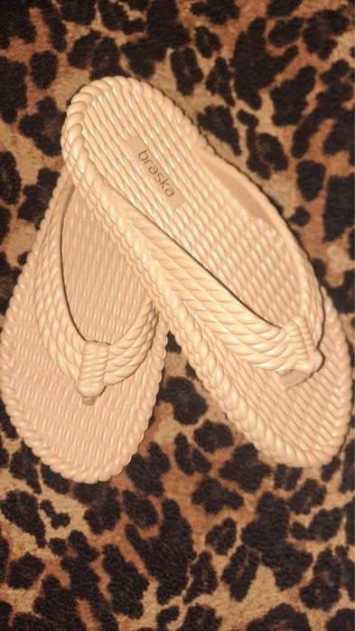 Продам нові шлепанці Braska