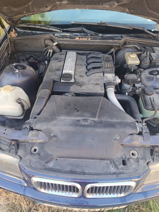 Carro BMW 318  €500