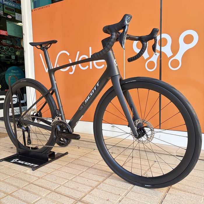 Scott Addict 30 - Carbon Black - Shimano 105 Di2