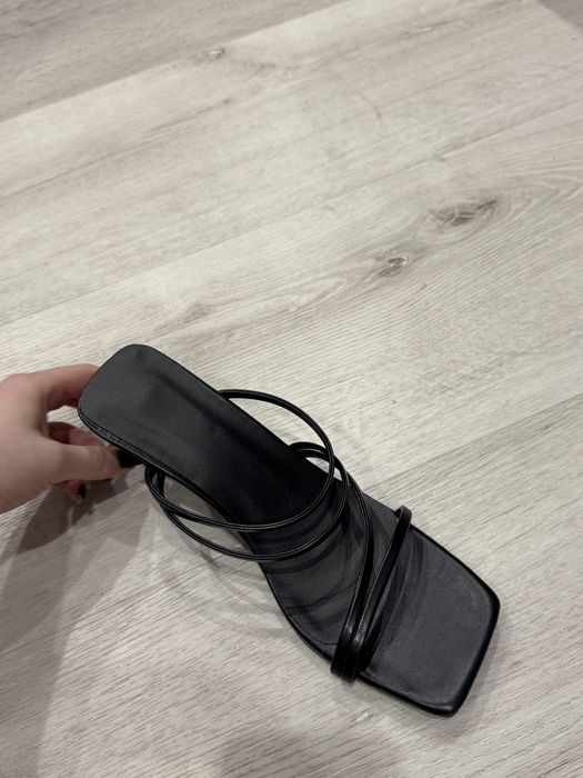 Чорні босоніжки