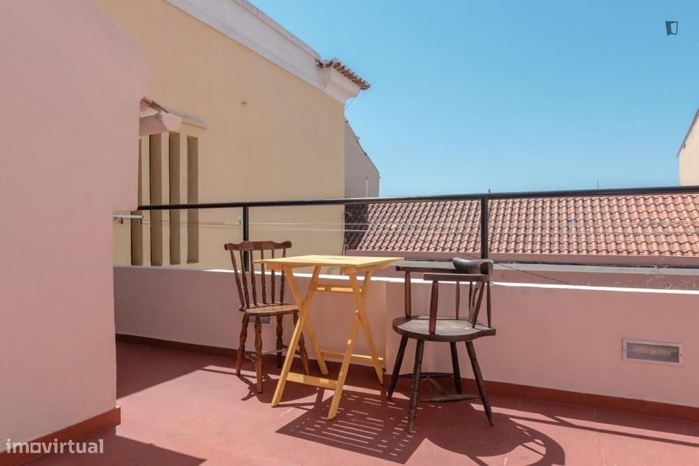 Quarto - localizado em Campolide Lisbon