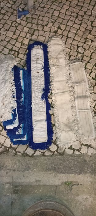 Carrinho mopa dois baldes e material para limpeza industrial