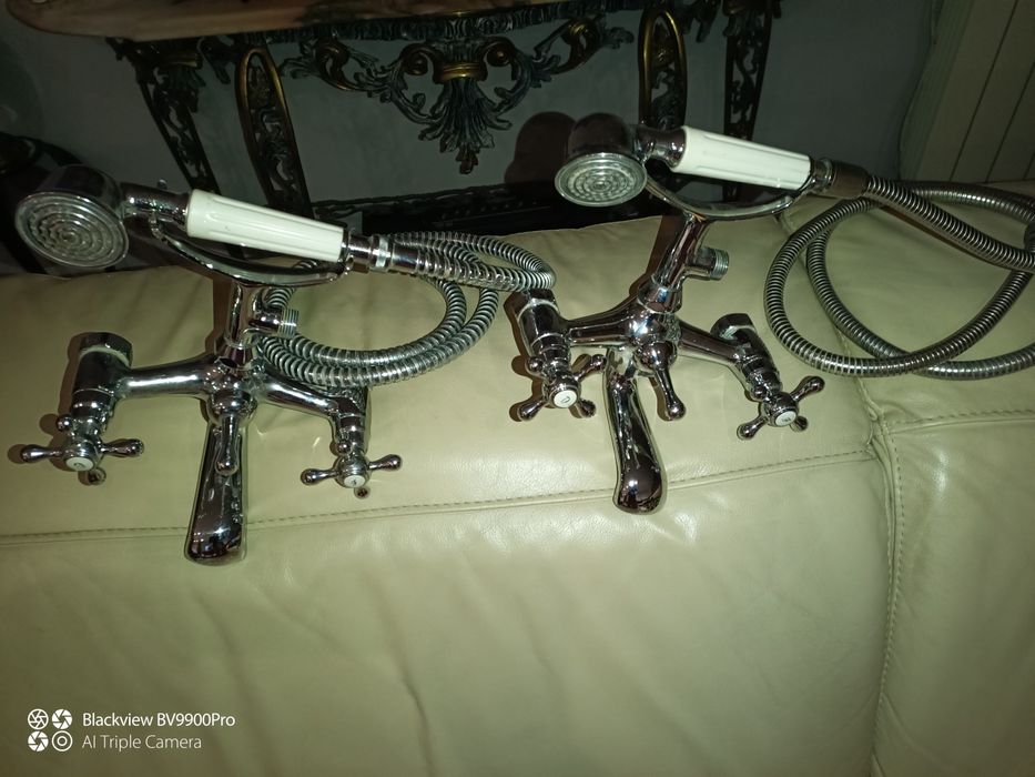 Duas torneiras usadas mas como novas maravilhosas demais