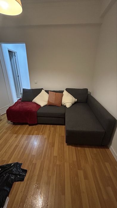 Sofá em L cinzento escuro – confortável e em bom estado