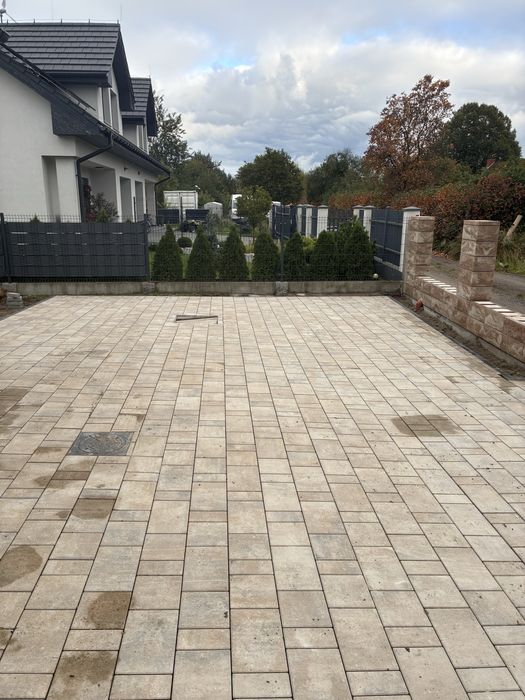 Układanie kostki brukowej, budowa tarasów, drenaże.