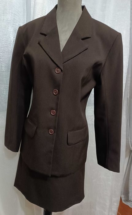 Conjunto de Saia e Casaco em castanho, muito clássico e sempre em moda