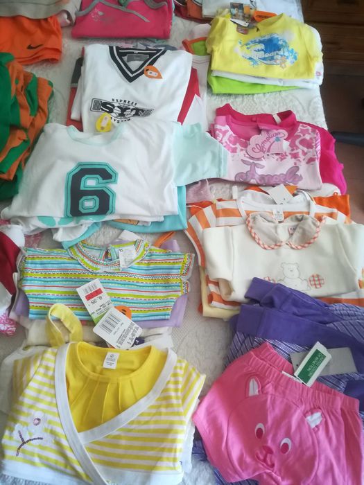400 peças de Roupa várias para crianças.