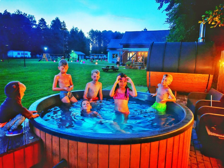 Domki CAŁOROCZNE nad jeziorem -BALIA z Jacuzzi, PLAŻA, Pomost, SAUNA