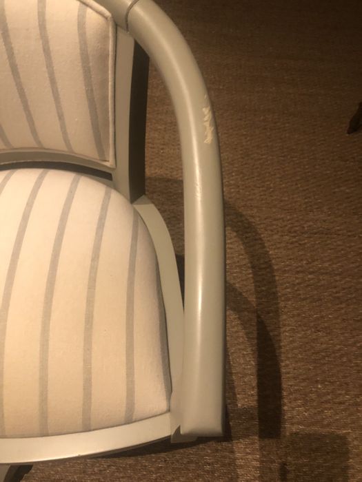 Cadeira giratória de secretaria.