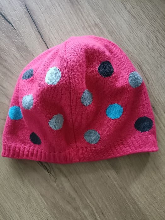 Różowa czapka w kropki