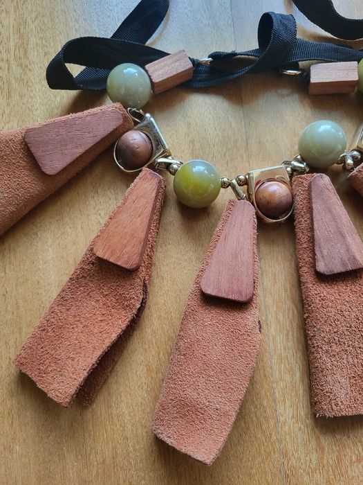 Colar em Camurça, Madeira e Contas Decorativas