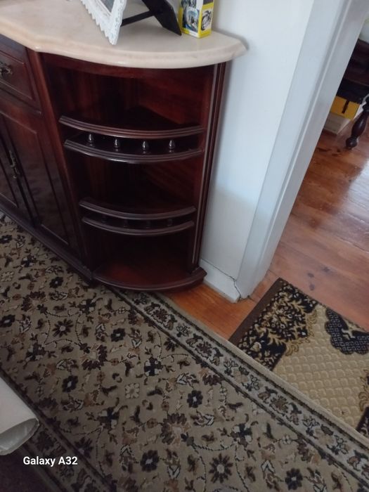 Credência mais espelho.