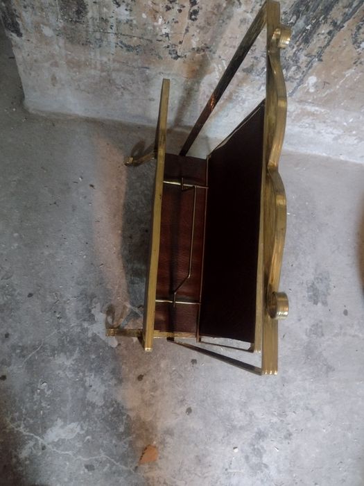 Mosiężny gazetnik na prase