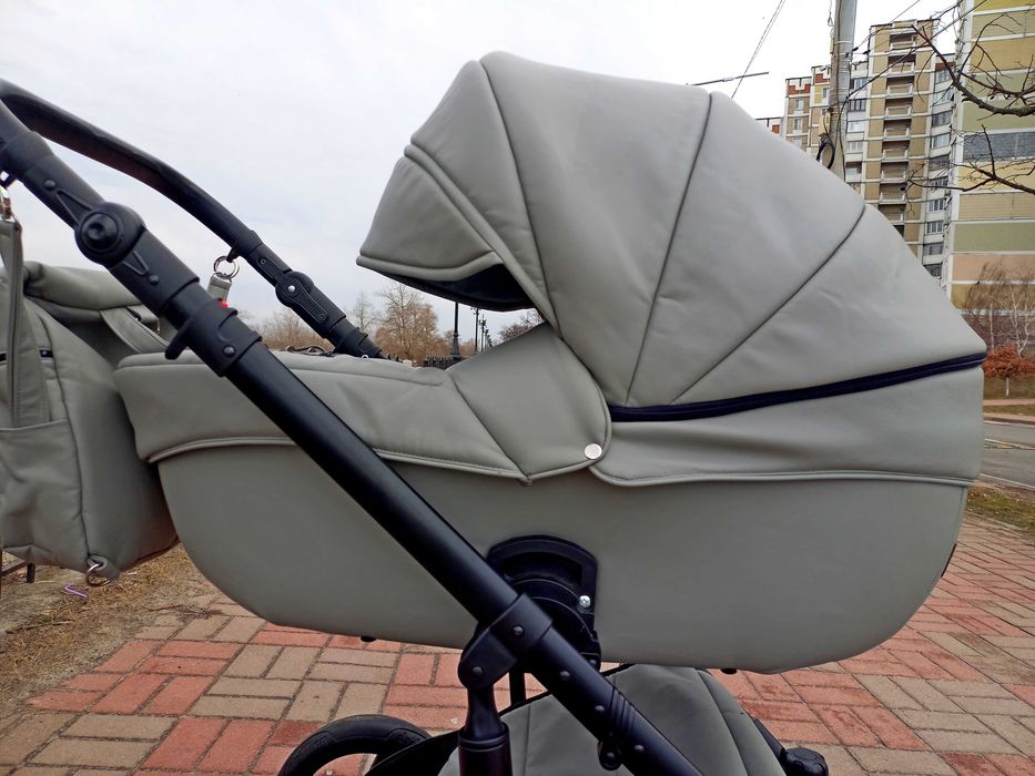 Коляска легка   Adamex ЕКО шкіра    2в1 майже нова.