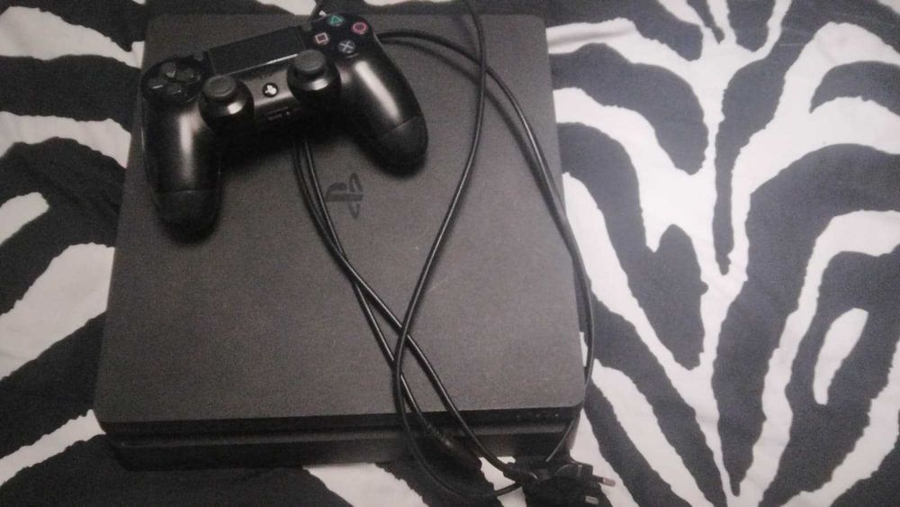 PS4 Slim 1TB + 12 Jogos + Comando Original + Cabos