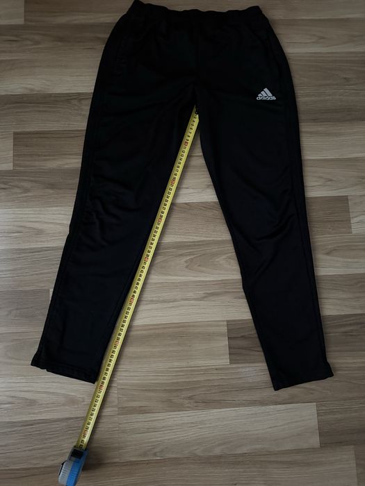 Спортивний костюм adidas розмір L По факту М маломірить перевіряйте заміри.