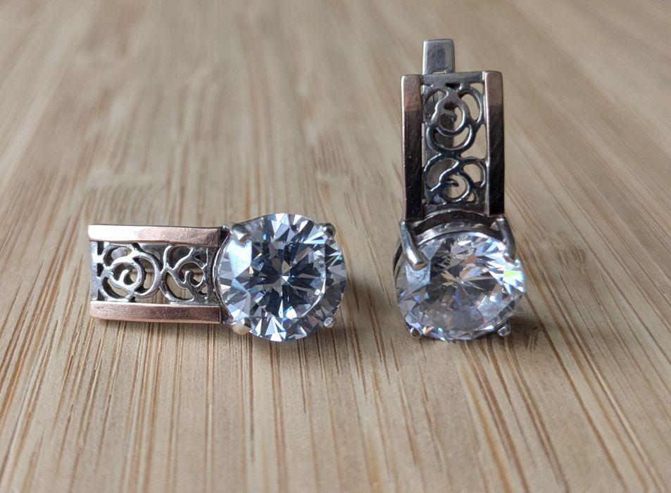 Серебряные серьги с золотыми пластинами крупный фианит
