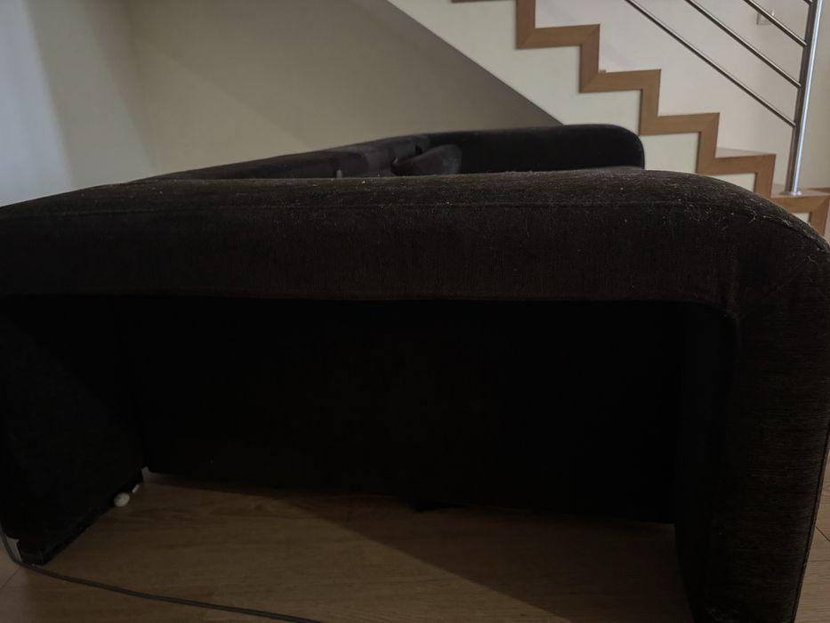 Sofá moderno castanho escuro